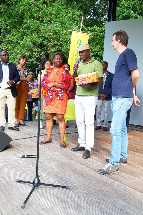 James Olusanmi nimmt den Preis für H&amp;E entgegen